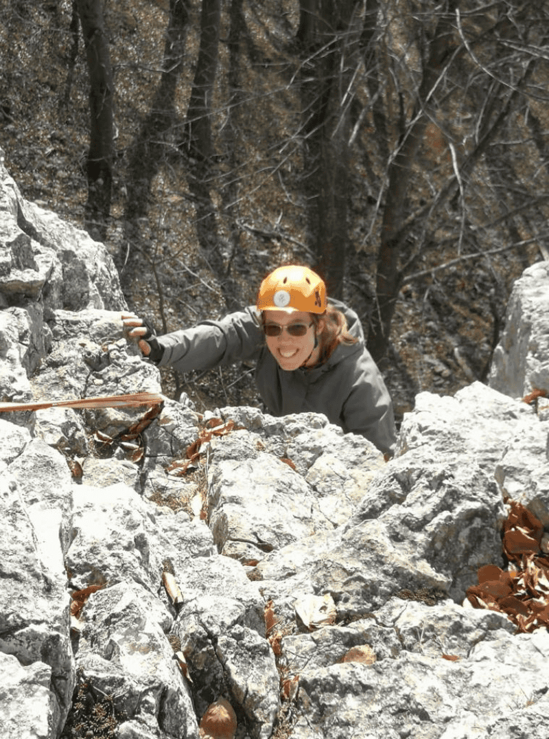 Jana am Fels, klettert hoch, mit Helm