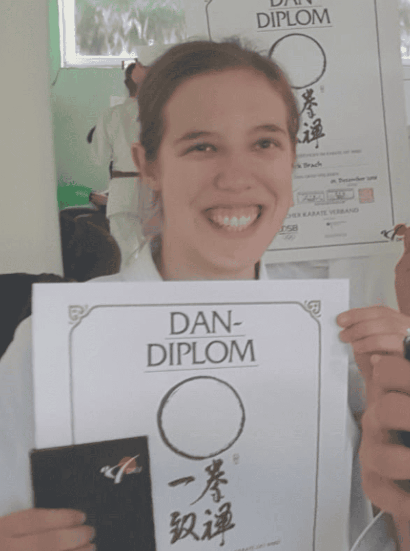 Jana mit bestandenem DAN-Diplom in der Hand
