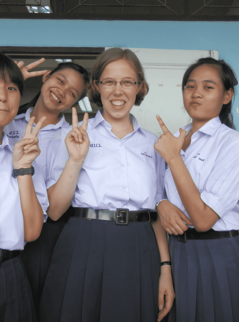 Jana in Thailand mit thai Schülern und in Schuluniform