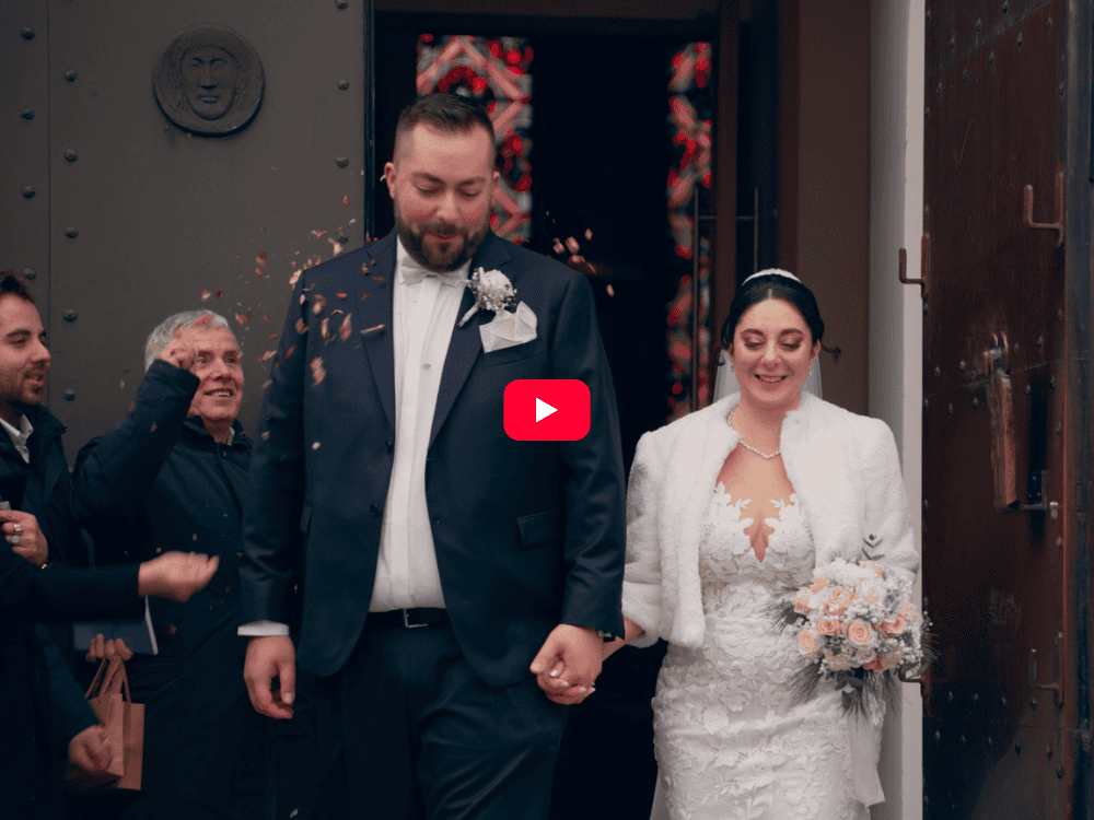 Domenica und Stefanos kommen aus der Kirche, Link zum Video