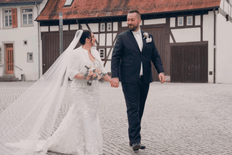 Domenica und Stefanos laufen vor Fachwerkhaus