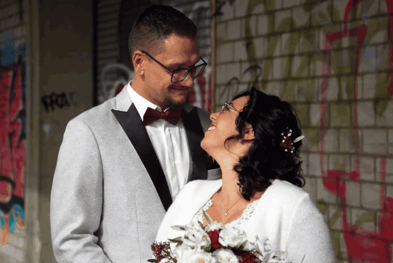 Fabiana und Benjamin schauen sich an